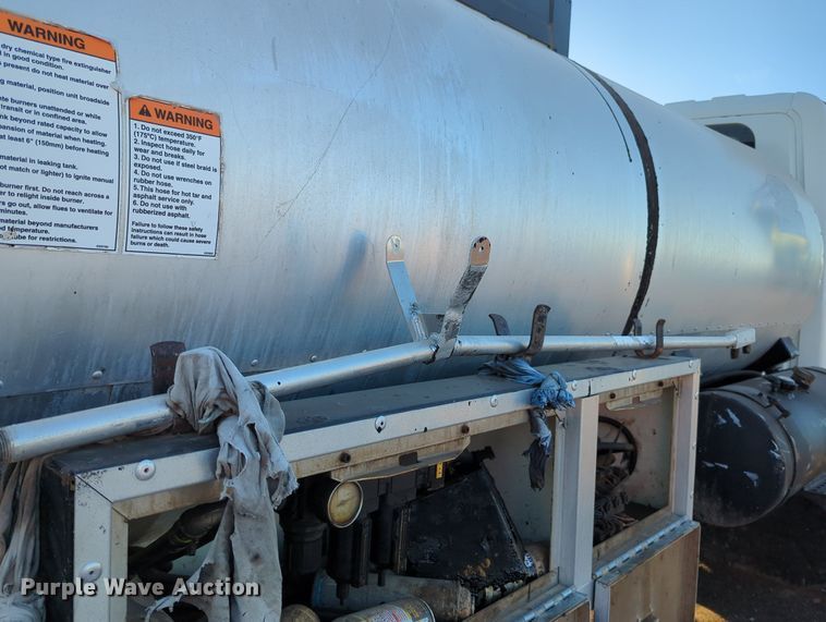 image for item OL9047 2009 International 7300  oil distributor truck