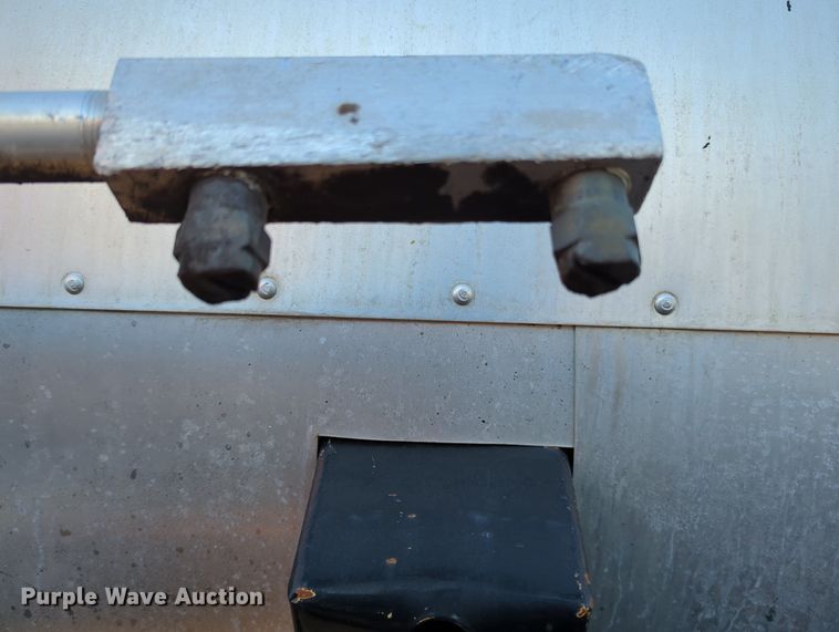 image for item OL9047 2009 International 7300  oil distributor truck