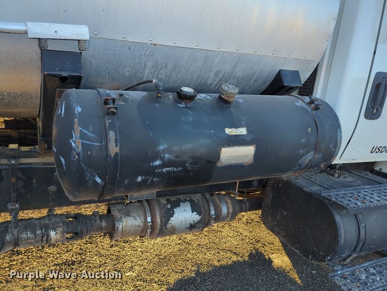 image for item OL9047 2009 International 7300  oil distributor truck