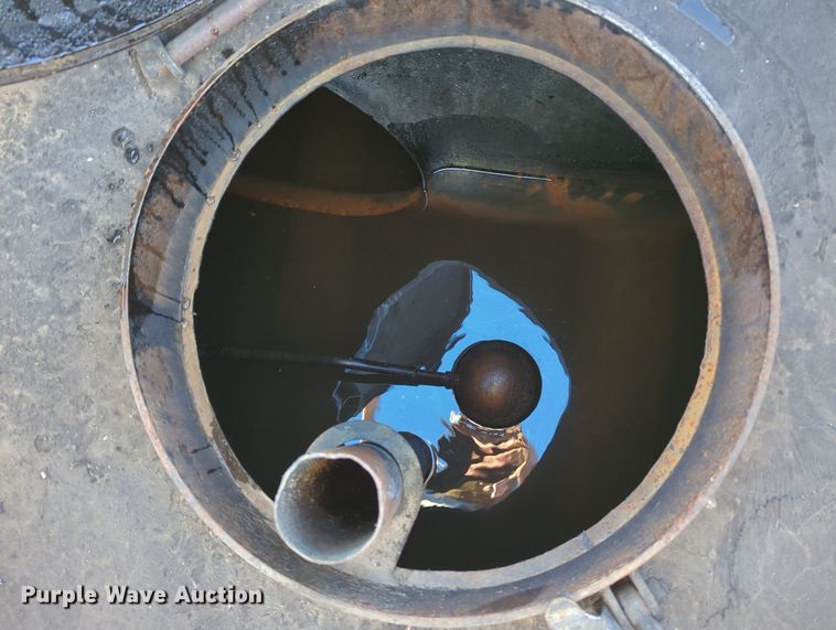 image for item OL9047 2009 International 7300  oil distributor truck