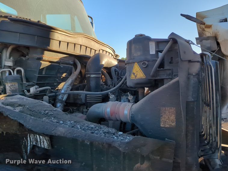 image for item OL9047 2009 International 7300  oil distributor truck