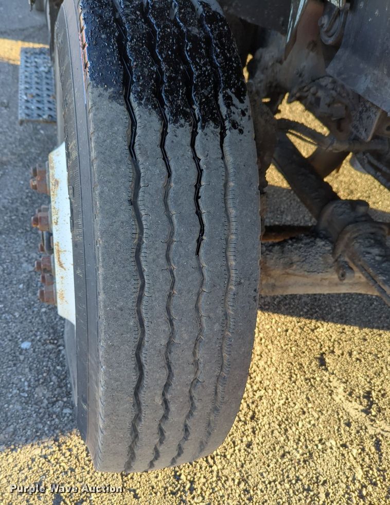 image for item OL9047 2009 International 7300  oil distributor truck