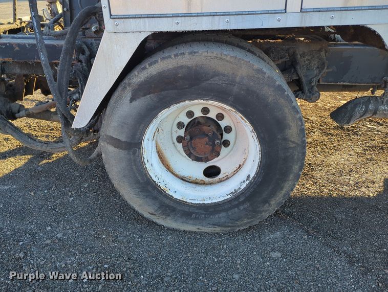 image for item OL9047 2009 International 7300  oil distributor truck