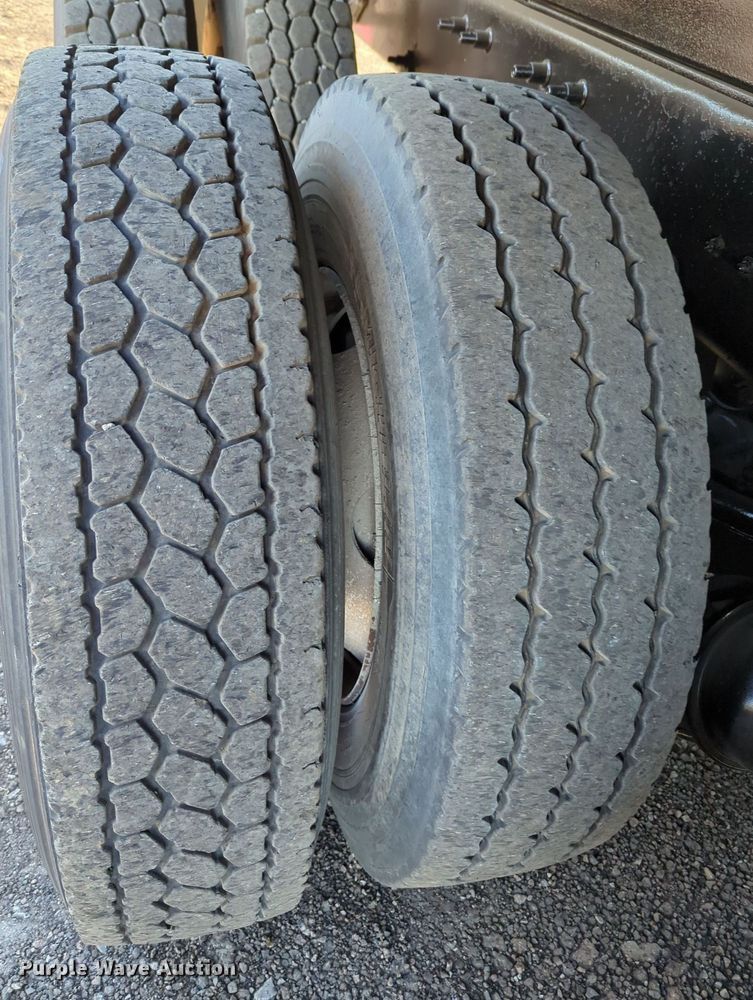 image for item OL9048 2000 Mack RD690S  dump truck