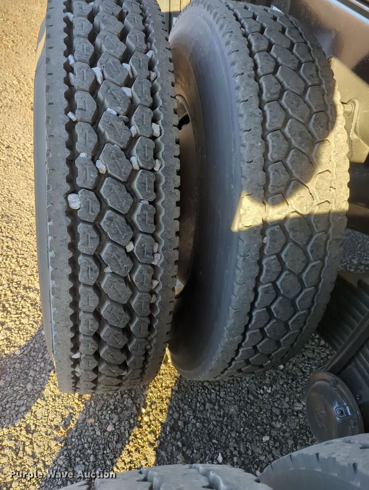 image for item OL9048 2000 Mack RD690S  dump truck