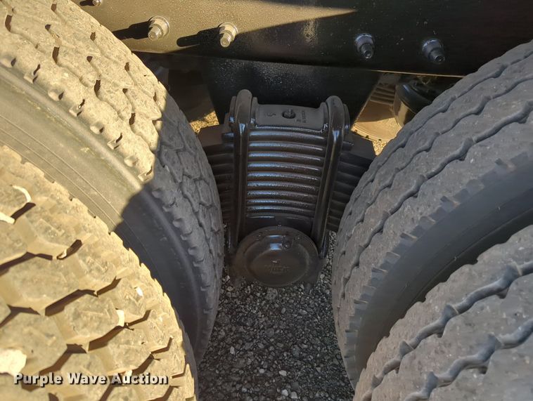 image for item OL9048 2000 Mack RD690S  dump truck