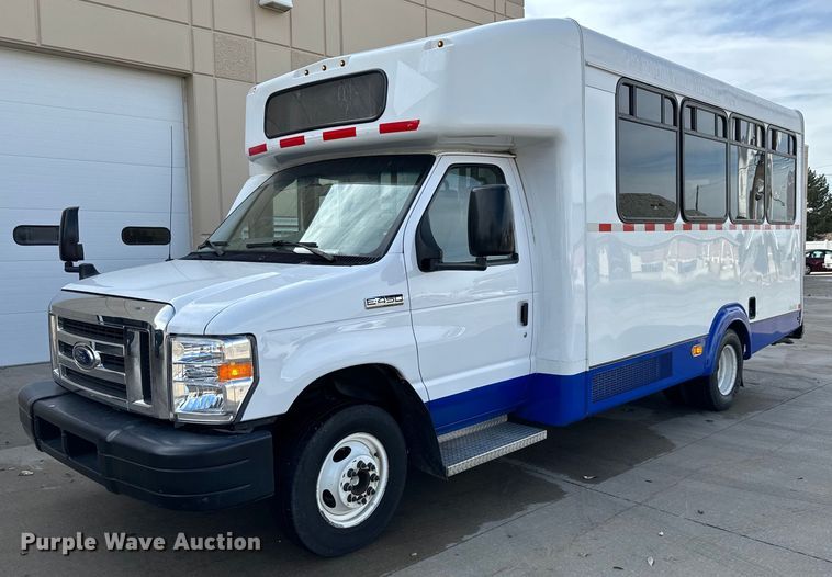 image for item GG9833 2017 Ford Advantage  shuttle bus