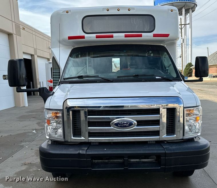 image for item GG9833 2017 Ford Advantage  shuttle bus