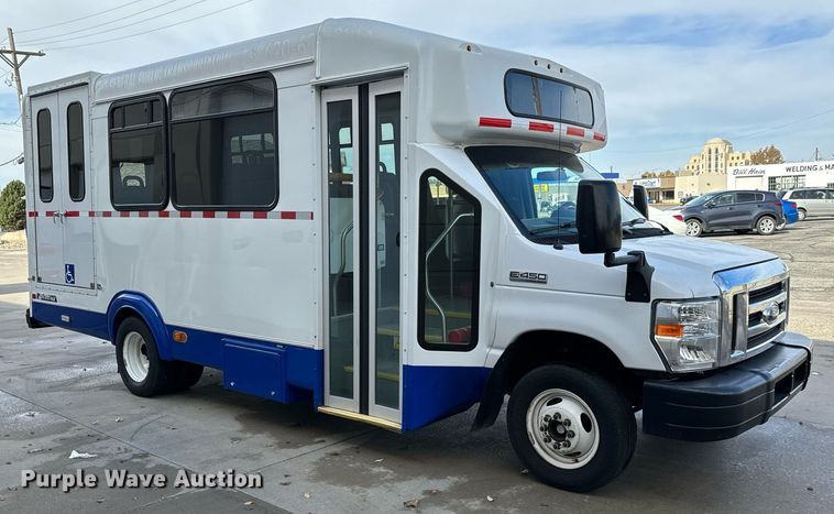 image for item GG9833 2017 Ford Advantage  shuttle bus