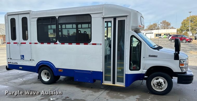 image for item GG9833 2017 Ford Advantage  shuttle bus