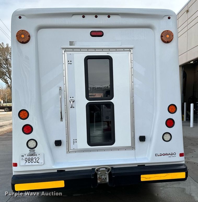 image for item GG9833 2017 Ford Advantage  shuttle bus