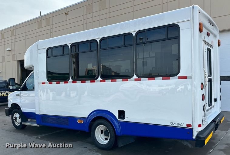 image for item GG9833 2017 Ford Advantage  shuttle bus