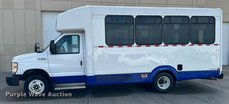 image for item GG9833 2017 Ford Advantage  shuttle bus