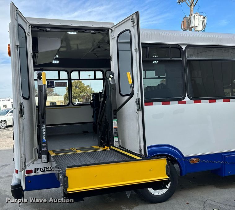 image for item GG9833 2017 Ford Advantage  shuttle bus