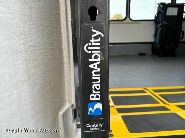 image for item GG9833 2017 Ford Advantage  shuttle bus