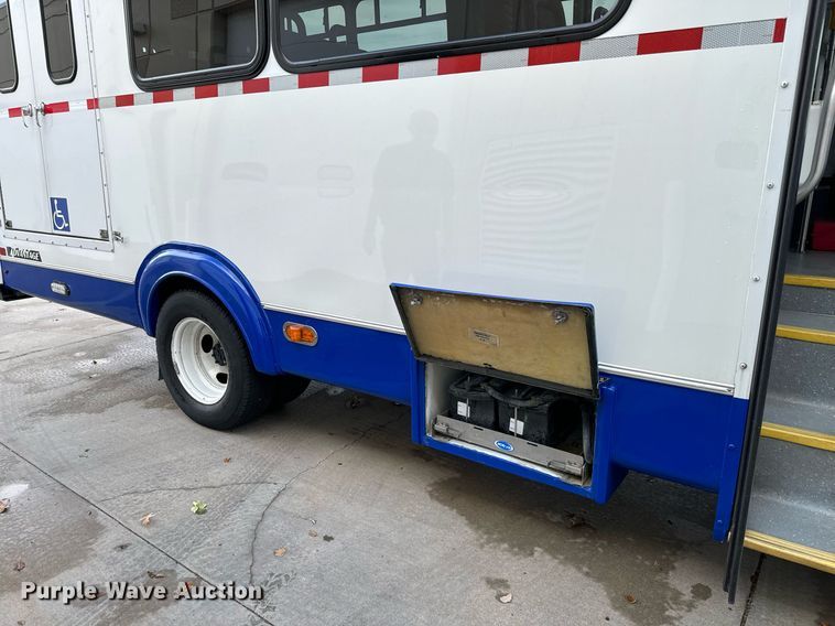 image for item GG9833 2017 Ford Advantage  shuttle bus