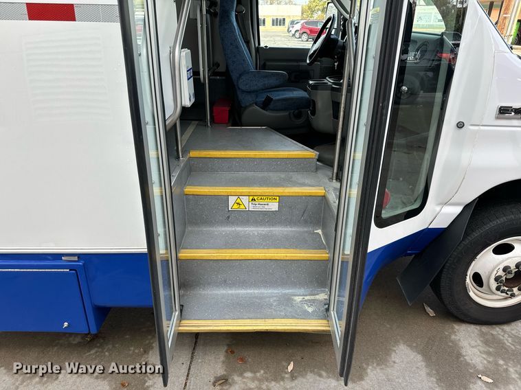 image for item GG9833 2017 Ford Advantage  shuttle bus