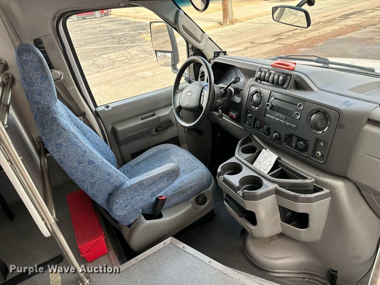 image for item GG9833 2017 Ford Advantage  shuttle bus