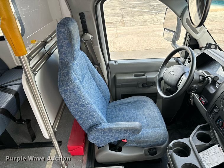 image for item GG9833 2017 Ford Advantage  shuttle bus