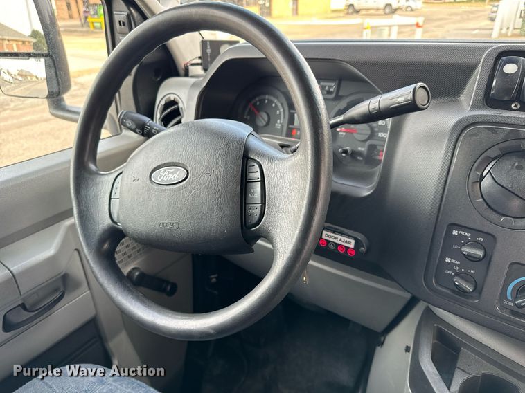 image for item GG9833 2017 Ford Advantage  shuttle bus