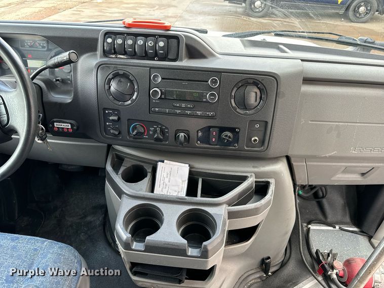 image for item GG9833 2017 Ford Advantage  shuttle bus