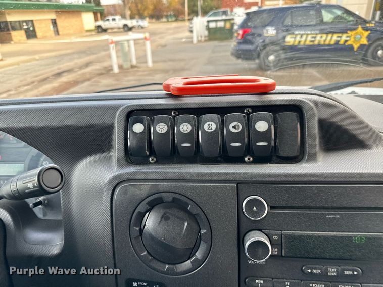 image for item GG9833 2017 Ford Advantage  shuttle bus