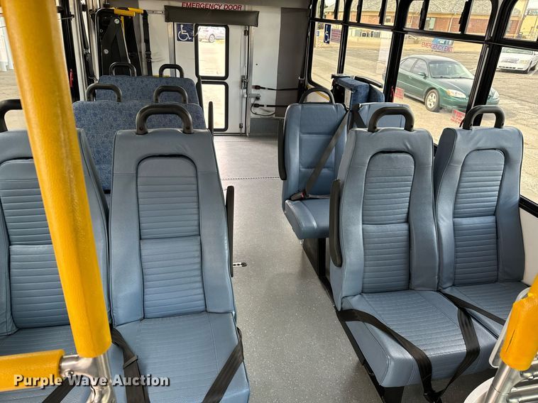 image for item GG9833 2017 Ford Advantage  shuttle bus