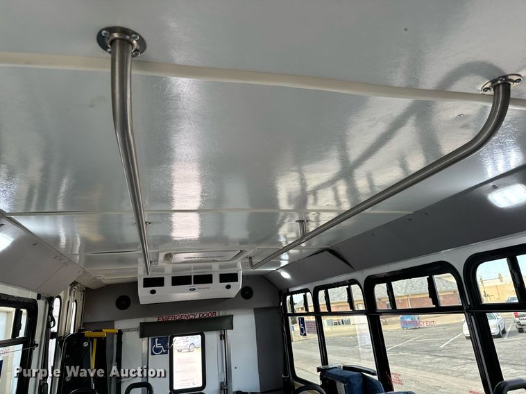 image for item GG9833 2017 Ford Advantage  shuttle bus