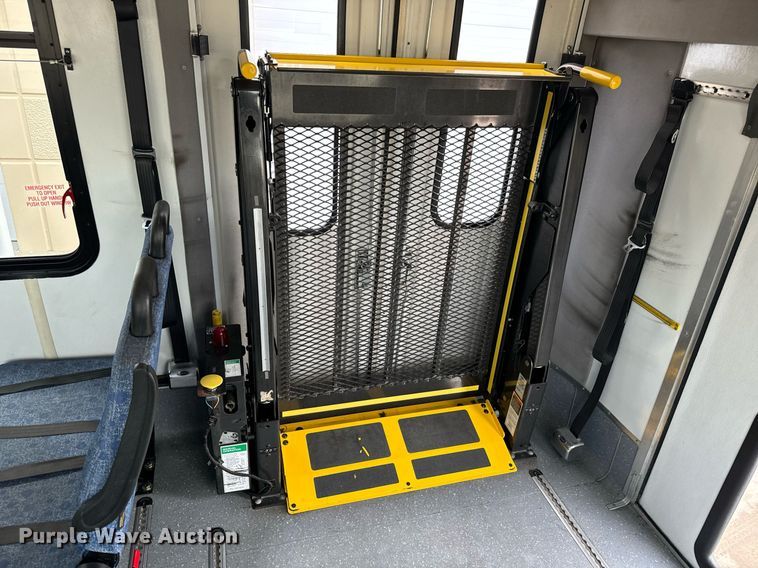 image for item GG9833 2017 Ford Advantage  shuttle bus