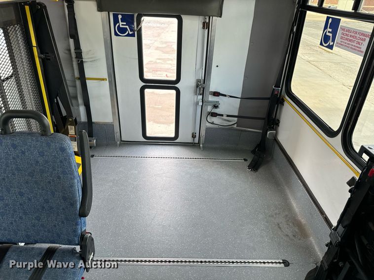 image for item GG9833 2017 Ford Advantage  shuttle bus