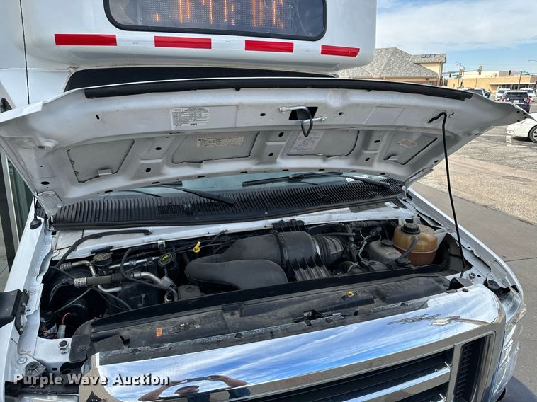 image for item GG9833 2017 Ford Advantage  shuttle bus