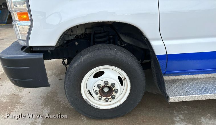 image for item GG9833 2017 Ford Advantage  shuttle bus