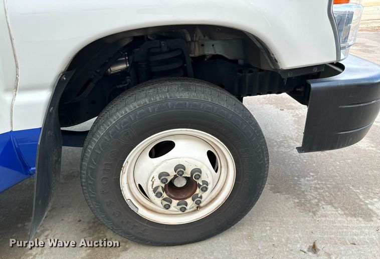 image for item GG9833 2017 Ford Advantage  shuttle bus