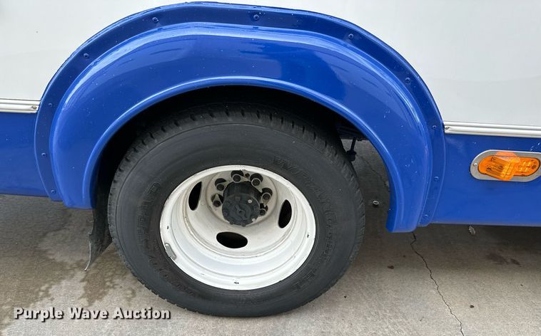 image for item GG9833 2017 Ford Advantage  shuttle bus