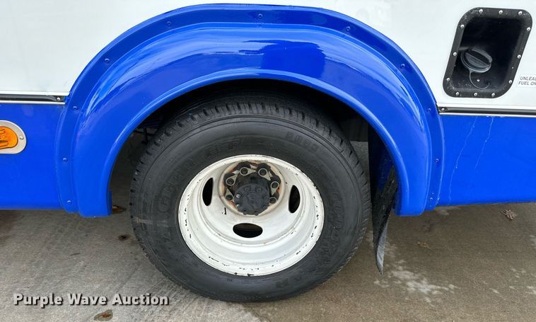 image for item GG9833 2017 Ford Advantage  shuttle bus