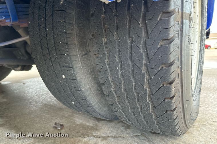 image for item GG9833 2017 Ford Advantage  shuttle bus