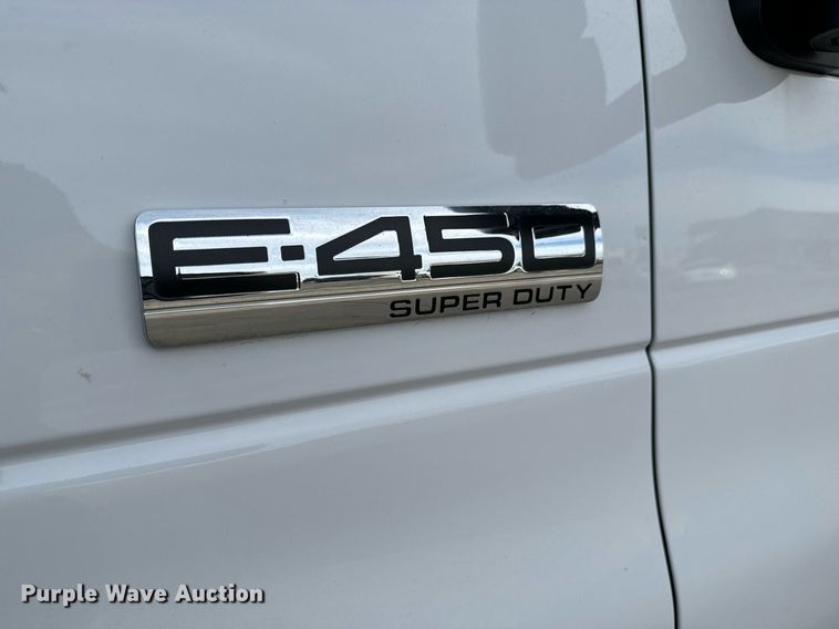 image for item GG9833 2017 Ford Advantage  shuttle bus