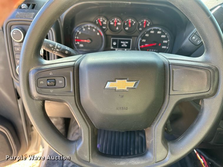 image for item IU9095 2019 Chevrolet Silverado 1500  Crew Cab pickup truck