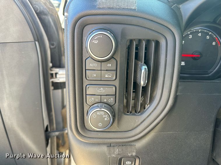 image for item IU9095 2019 Chevrolet Silverado 1500  Crew Cab pickup truck