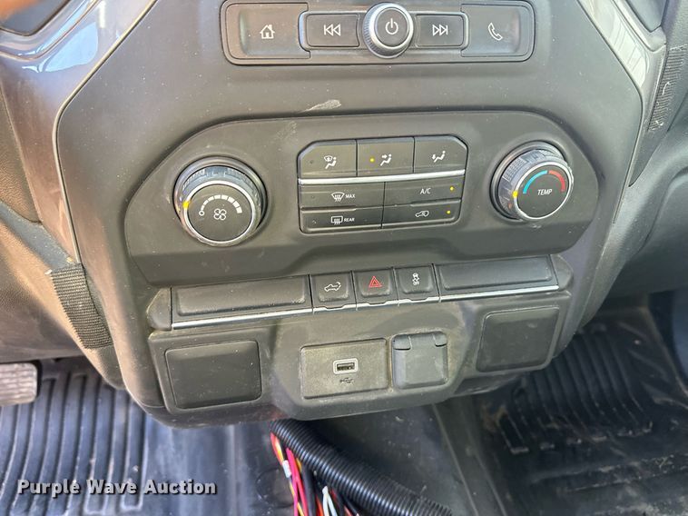 image for item IU9095 2019 Chevrolet Silverado 1500  Crew Cab pickup truck