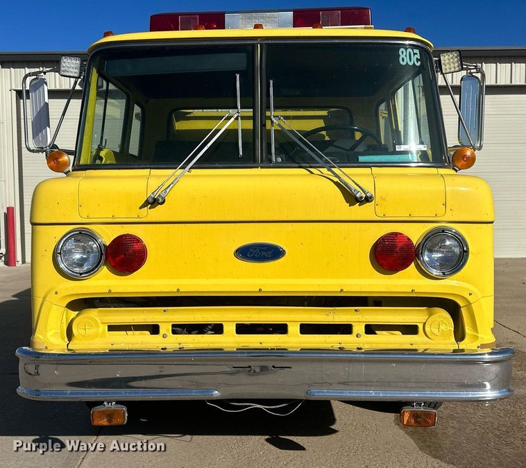 image for item IU9133 1986 Ford C800  pumper fire truck