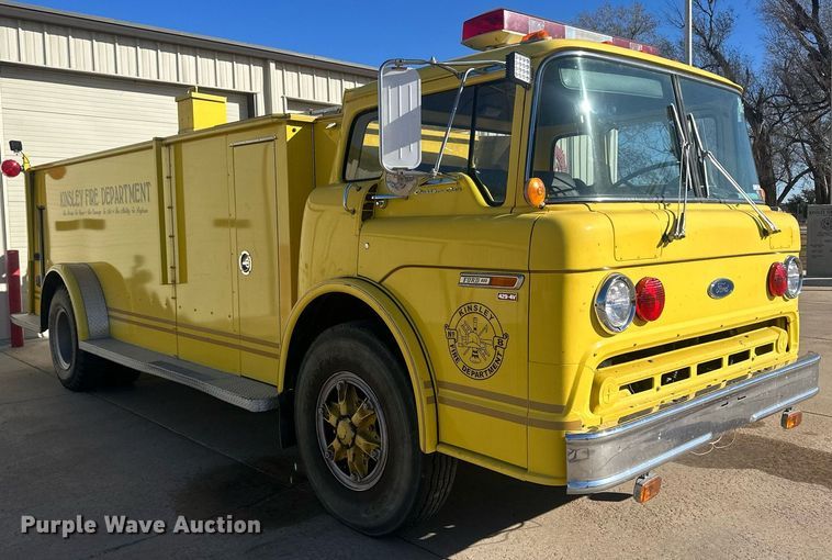image for item IU9133 1986 Ford C800  pumper fire truck