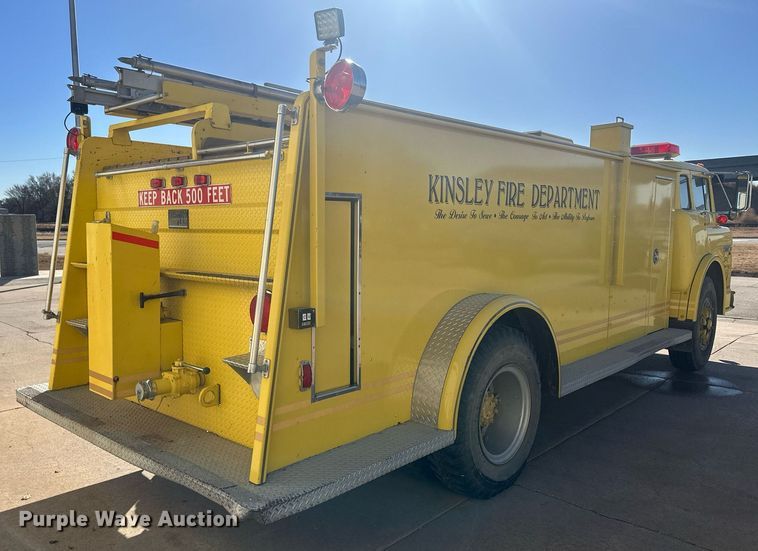 image for item IU9133 1986 Ford C800  pumper fire truck