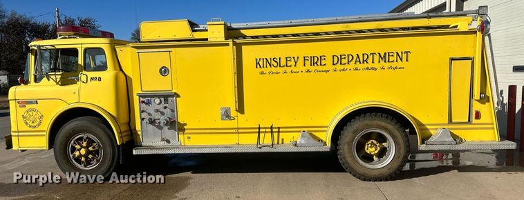 image for item IU9133 1986 Ford C800  pumper fire truck