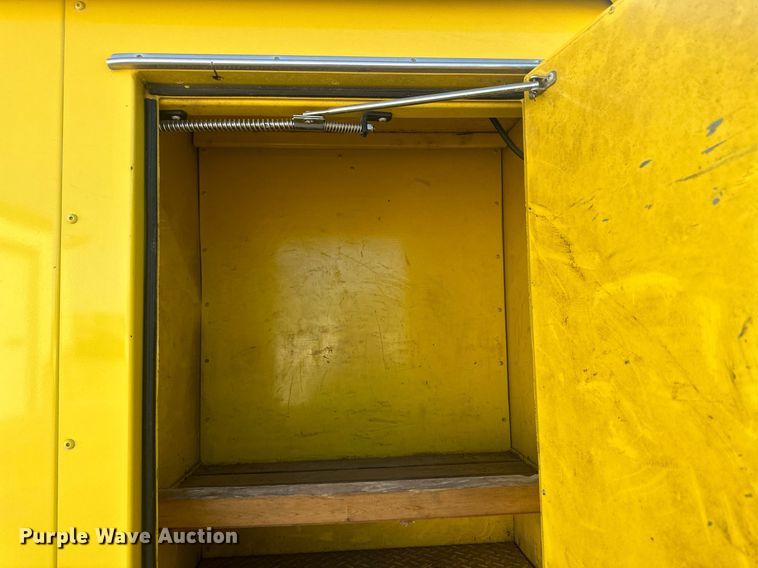 image for item IU9133 1986 Ford C800  pumper fire truck