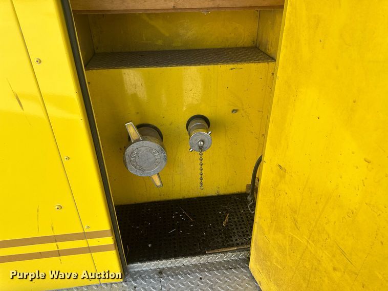 image for item IU9133 1986 Ford C800  pumper fire truck