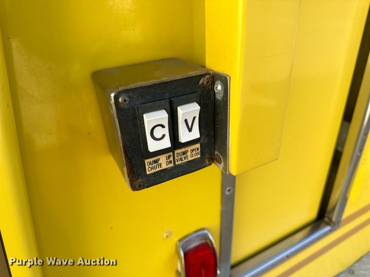 image for item IU9133 1986 Ford C800  pumper fire truck