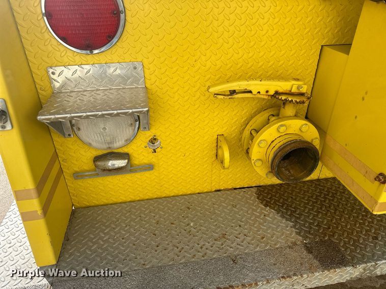 image for item IU9133 1986 Ford C800  pumper fire truck