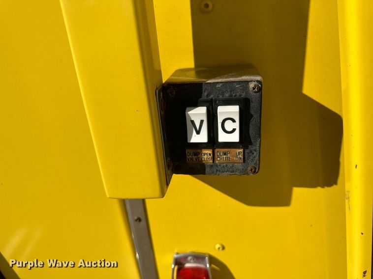 image for item IU9133 1986 Ford C800  pumper fire truck