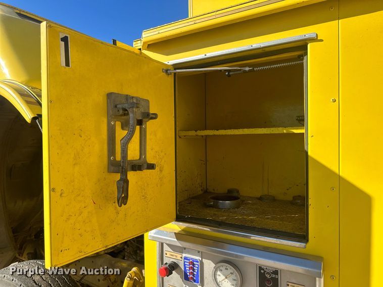 image for item IU9133 1986 Ford C800  pumper fire truck